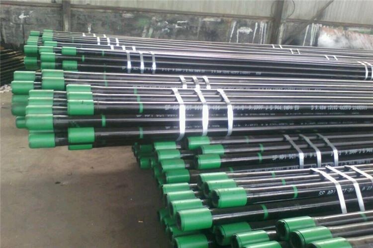 石油油管的檢測(cè)過程一般是首先將油管洗凈，將洗凈的油管放入檢測(cè)臺(tái)，將油管螺旋式的穿過檢測(cè)臺(tái)上的漏磁傳感器